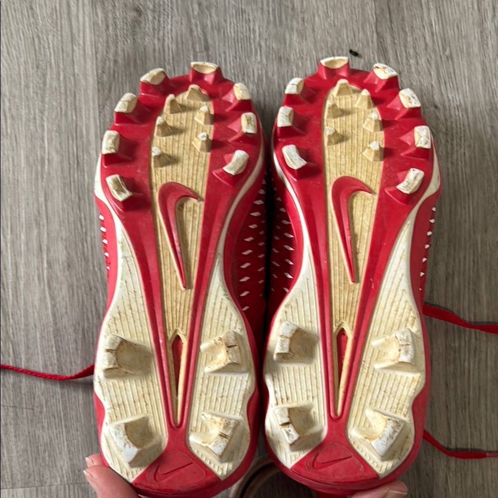 Red Nike cleats size 5y - Picture 6 of 7